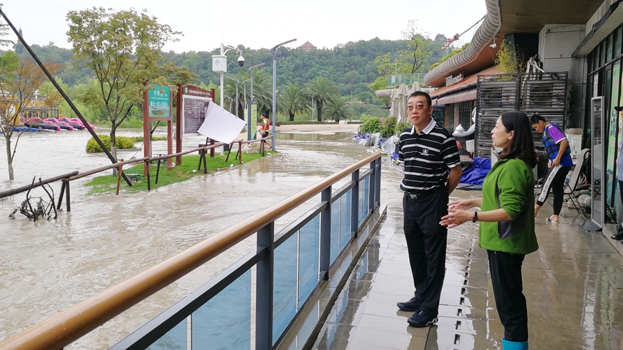 07-8月17日，程一書記在三江碼頭檢查雨后受災(zāi)情況_副本