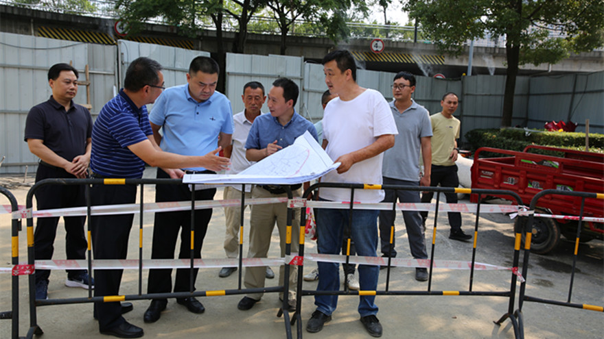 集團(tuán)黨委書記、董事長肖林檢查濱河北路西段排水及道路改造項目