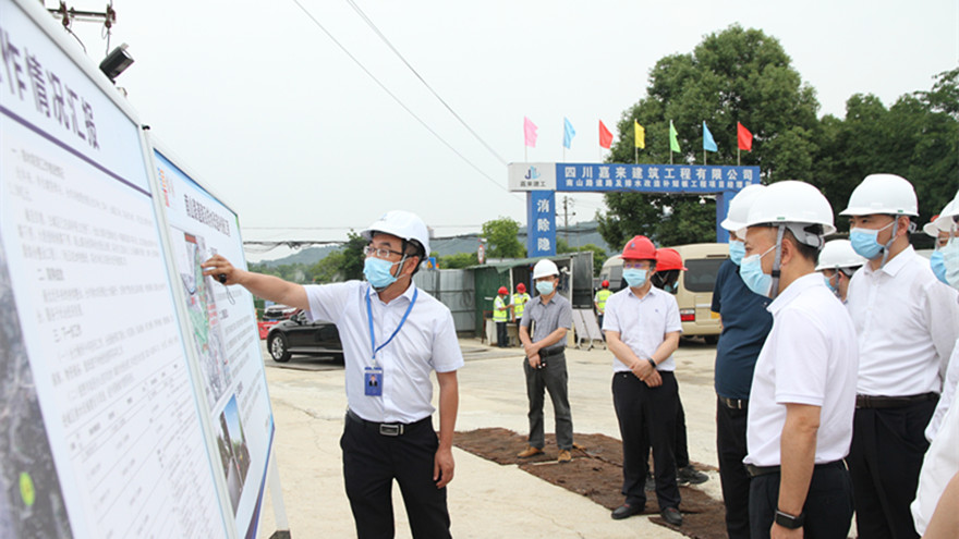 省住房和城鄉(xiāng)建設(shè)廳黨組書記、廳長何樹平率隊到我司承建的南山路道路及排水改造補短板工程開展調(diào)研_副本