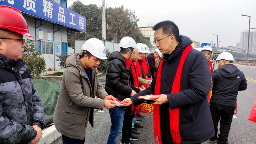 03集團黨委副書記、董事、工會主席張雁看望慰問項目建設一線班組